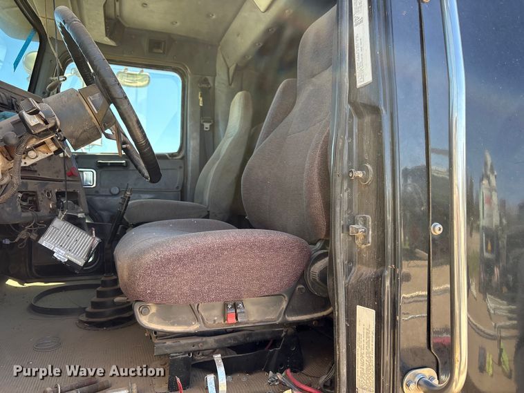 image for item FC2051 2007 Western Star 4900 semi truck
