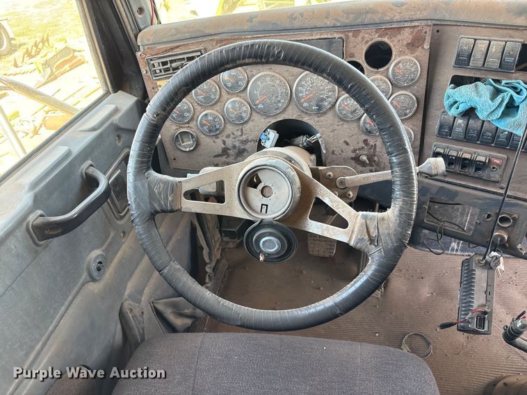 image for item FC2051 2007 Western Star 4900 semi truck