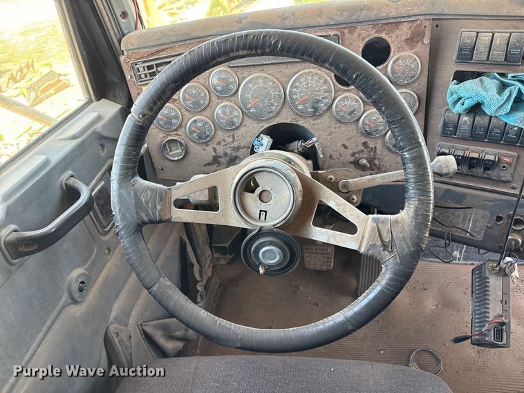image for item FC2051 2007 Western Star 4900 semi truck