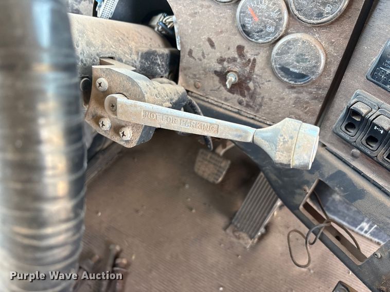 image for item FC2051 2007 Western Star 4900 semi truck