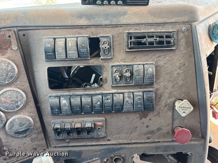 image for item FC2051 2007 Western Star 4900 semi truck