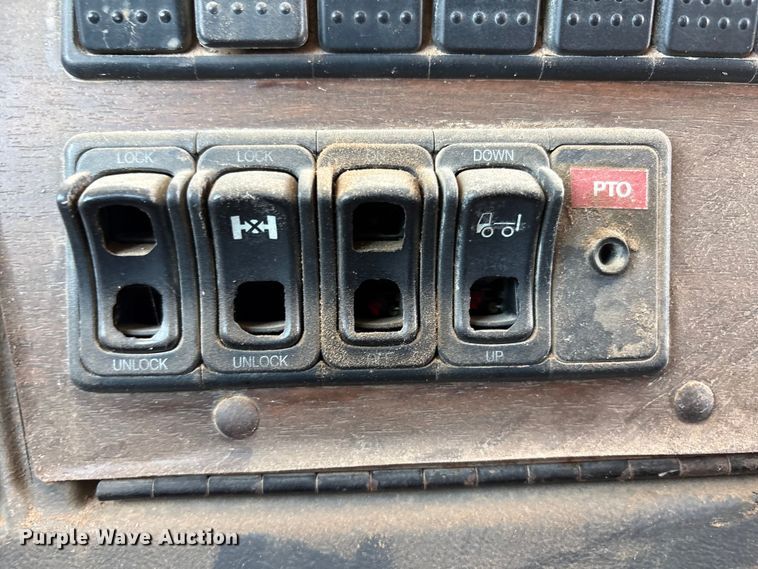 image for item FC2051 2007 Western Star 4900 semi truck