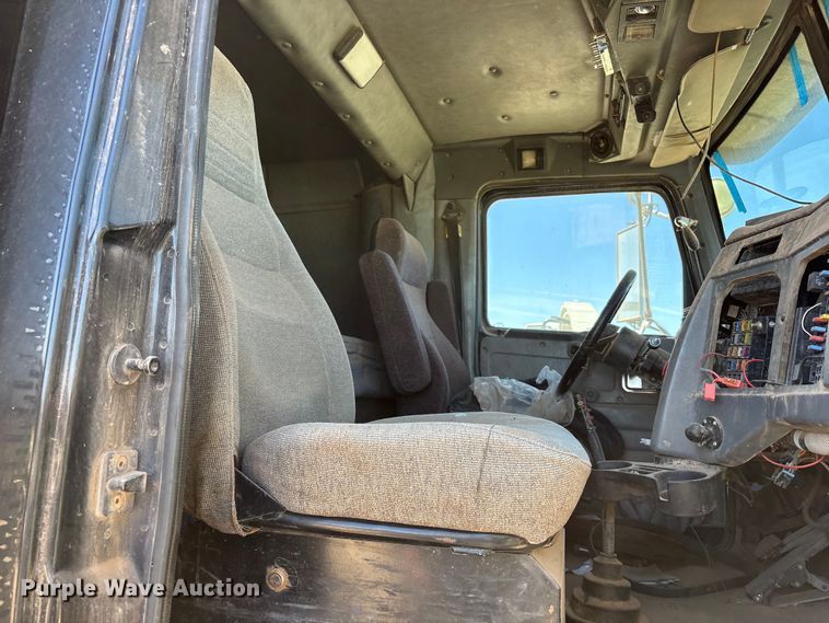 image for item FC2051 2007 Western Star 4900 semi truck