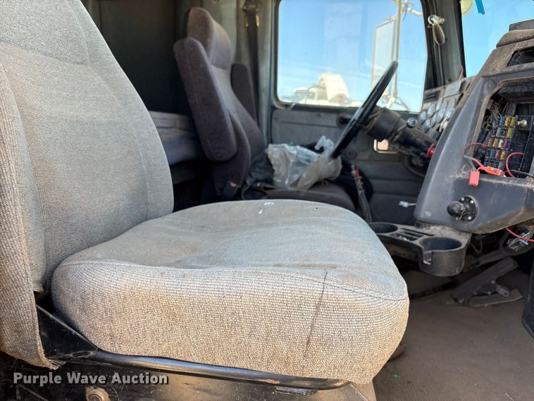 image for item FC2051 2007 Western Star 4900 semi truck