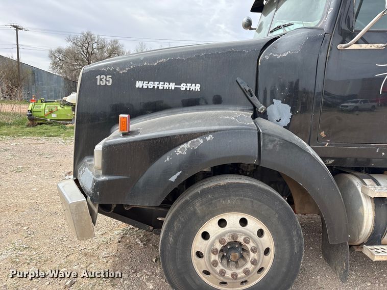 image for item FC2069 2007 Western Star 4900 semi truck