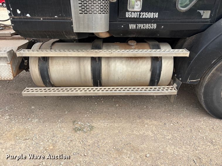 image for item FC2069 2007 Western Star 4900 semi truck