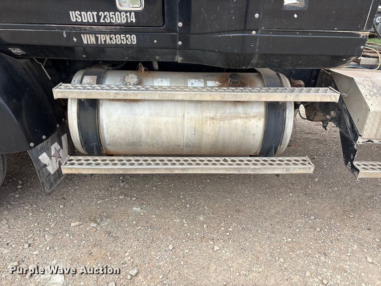 image for item FC2069 2007 Western Star 4900 semi truck