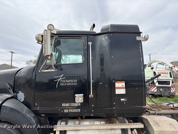 image for item FC2069 2007 Western Star 4900 semi truck