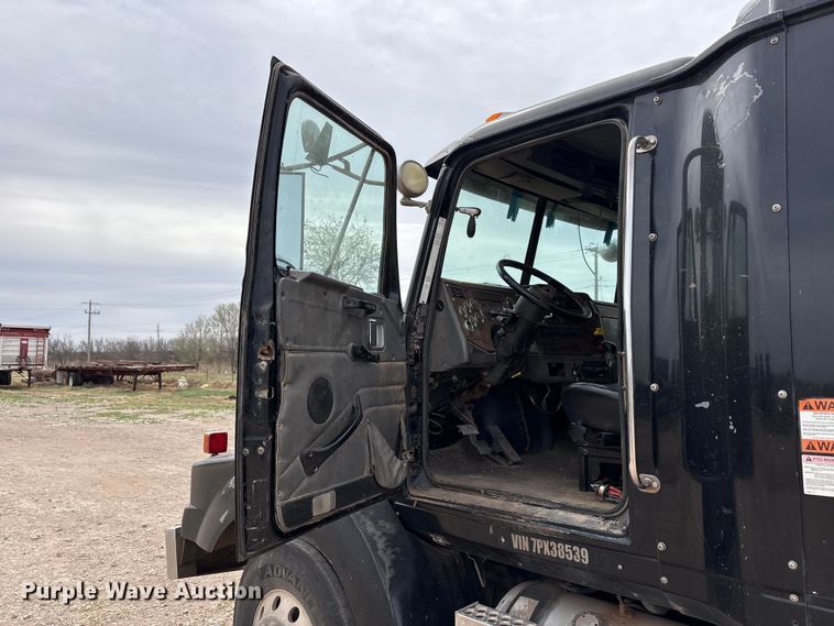 image for item FC2069 2007 Western Star 4900 semi truck