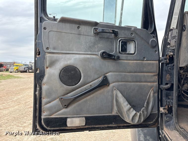 image for item FC2069 2007 Western Star 4900 semi truck