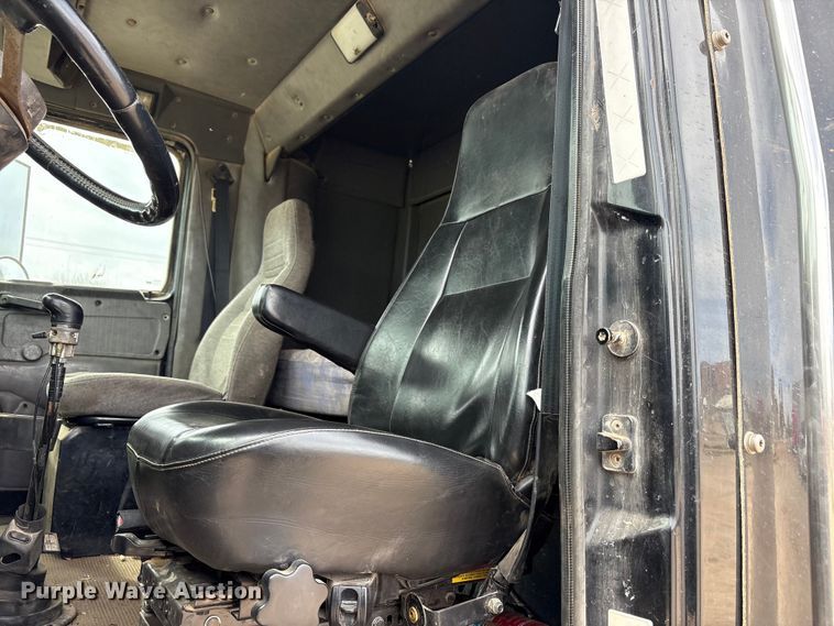 image for item FC2069 2007 Western Star 4900 semi truck
