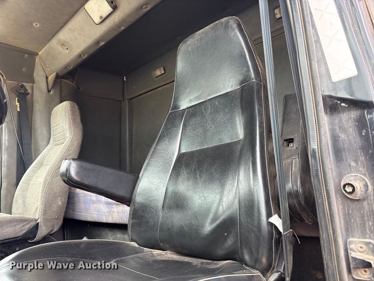 image for item FC2069 2007 Western Star 4900 semi truck