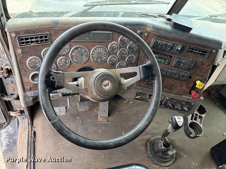 image for item FC2069 2007 Western Star 4900 semi truck
