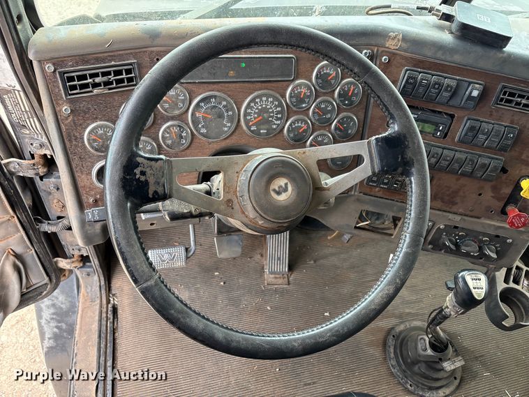 image for item FC2069 2007 Western Star 4900 semi truck