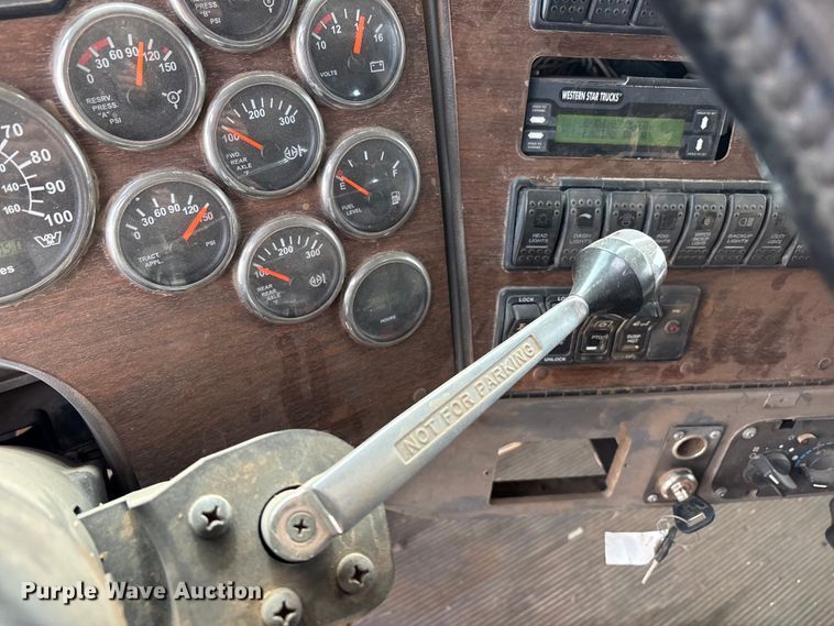 image for item FC2069 2007 Western Star 4900 semi truck