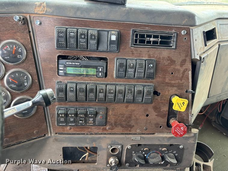 image for item FC2069 2007 Western Star 4900 semi truck
