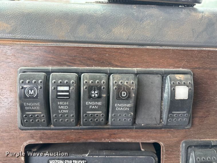 image for item FC2069 2007 Western Star 4900 semi truck