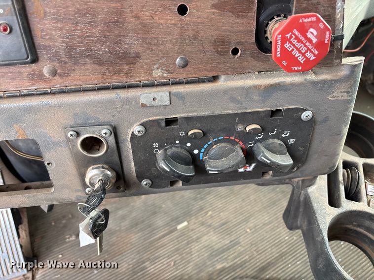 image for item FC2069 2007 Western Star 4900 semi truck