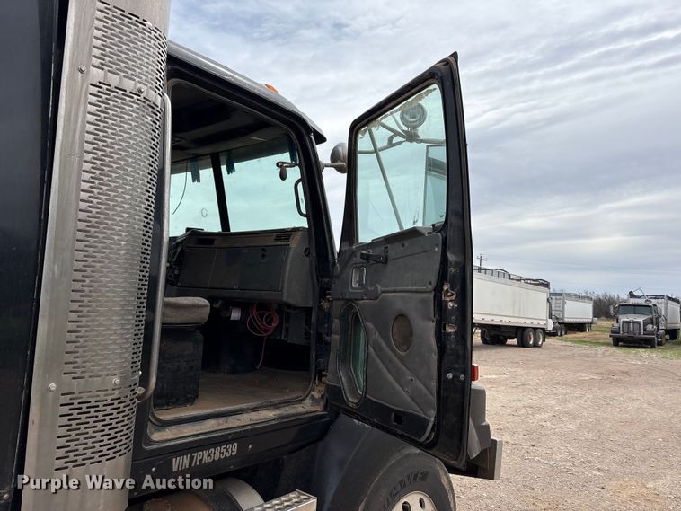 image for item FC2069 2007 Western Star 4900 semi truck