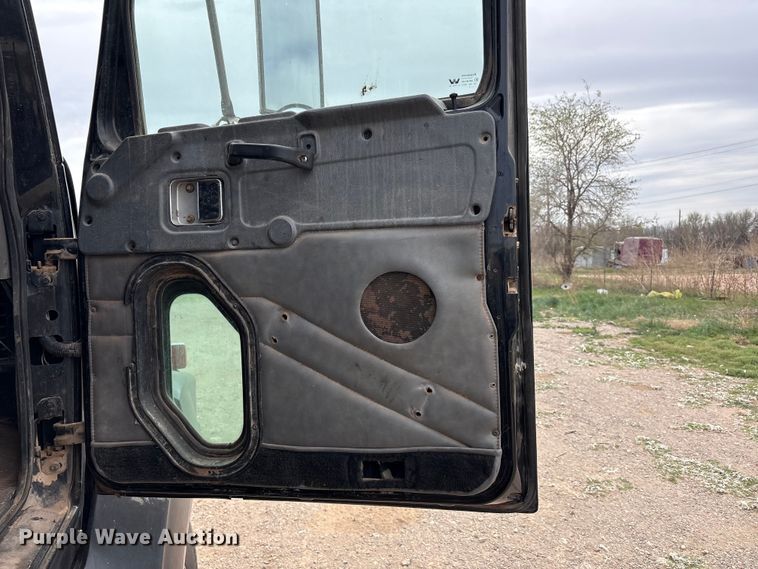 image for item FC2069 2007 Western Star 4900 semi truck