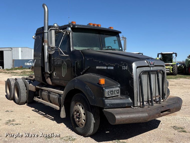 image for item FC2070 2007 Western Star 4900EX semi truck
