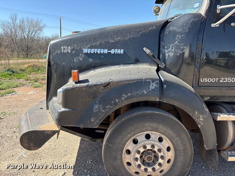 image for item FC2070 2007 Western Star 4900EX semi truck