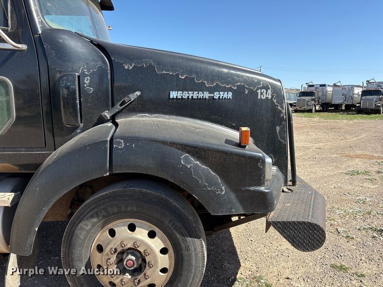image for item FC2070 2007 Western Star 4900EX semi truck
