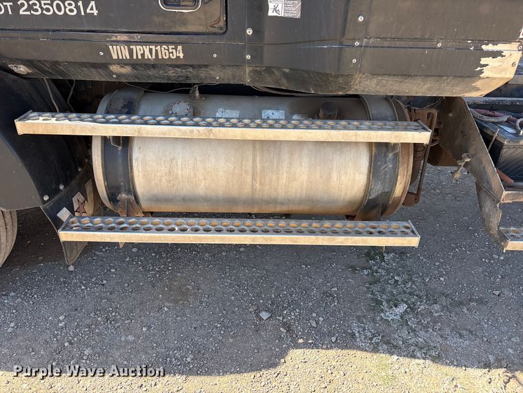 image for item FC2070 2007 Western Star 4900EX semi truck