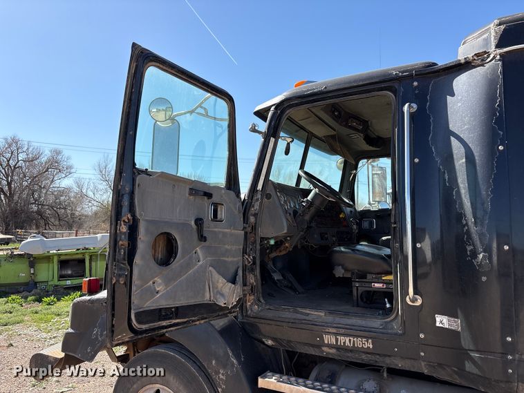 image for item FC2070 2007 Western Star 4900EX semi truck