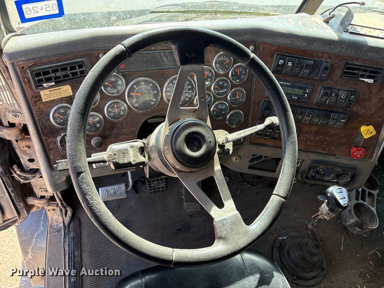 image for item FC2070 2007 Western Star 4900EX semi truck
