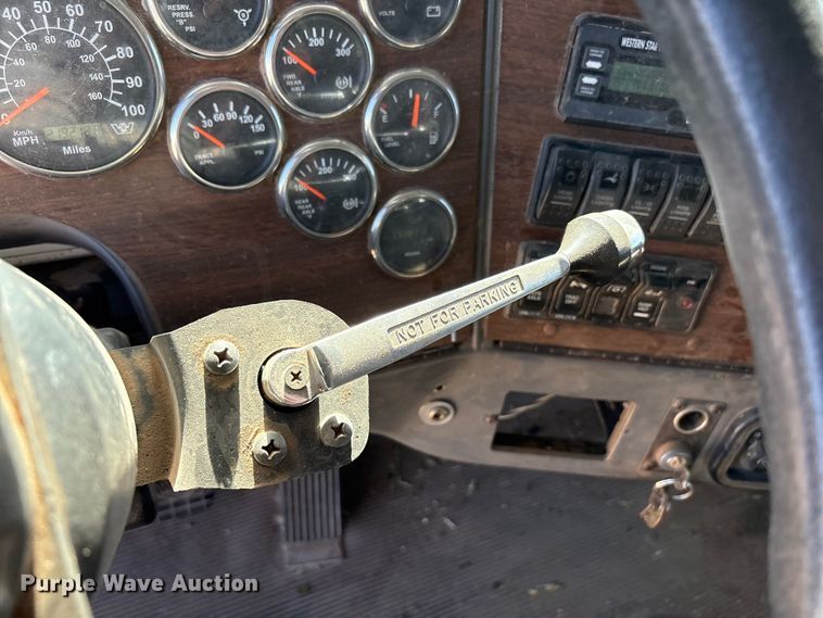 image for item FC2070 2007 Western Star 4900EX semi truck