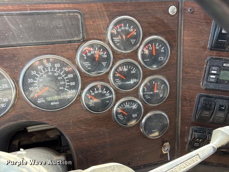 image for item FC2070 2007 Western Star 4900EX semi truck