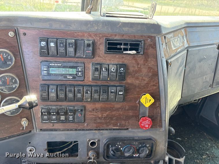 image for item FC2070 2007 Western Star 4900EX semi truck