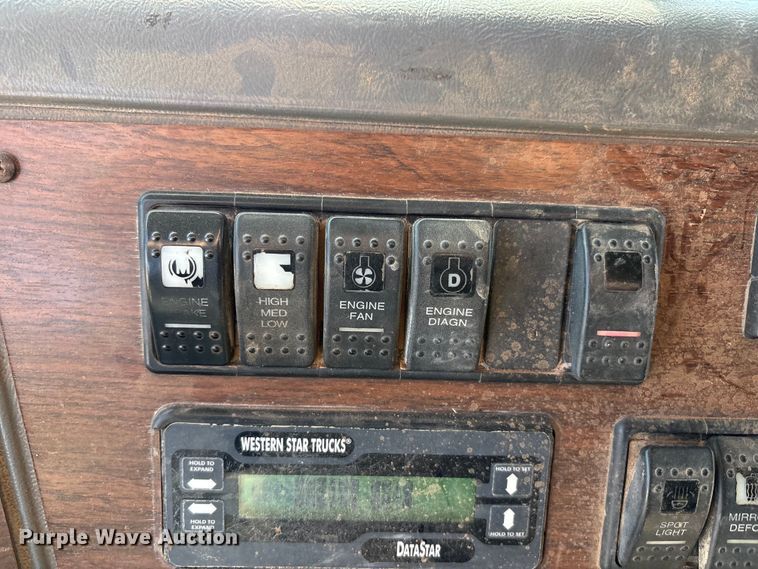 image for item FC2070 2007 Western Star 4900EX semi truck