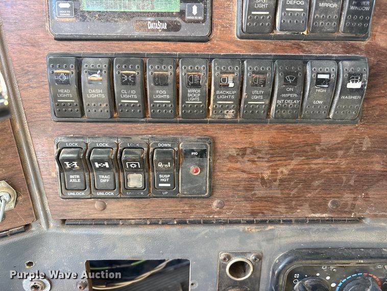 image for item FC2070 2007 Western Star 4900EX semi truck