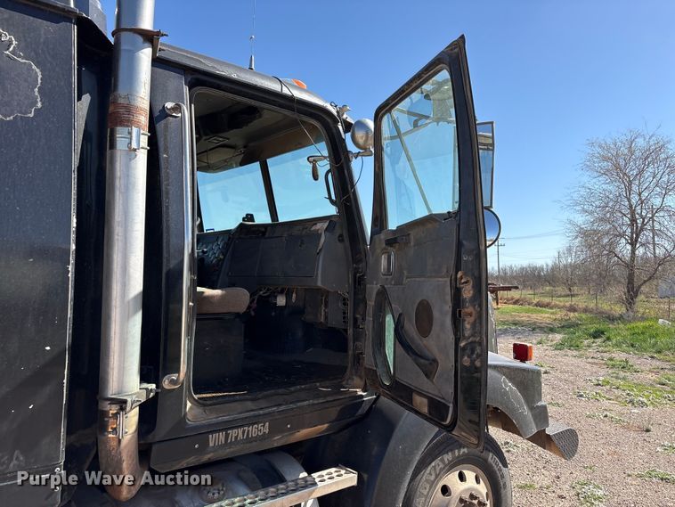 image for item FC2070 2007 Western Star 4900EX semi truck