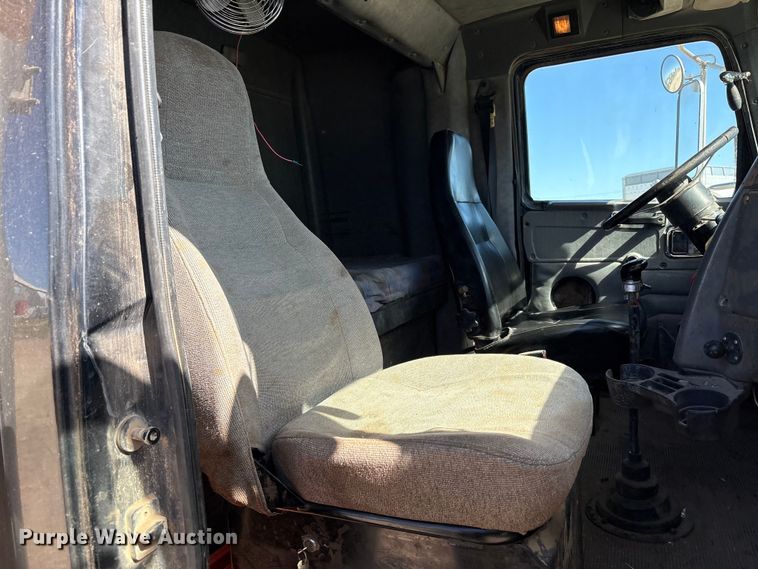 image for item FC2070 2007 Western Star 4900EX semi truck