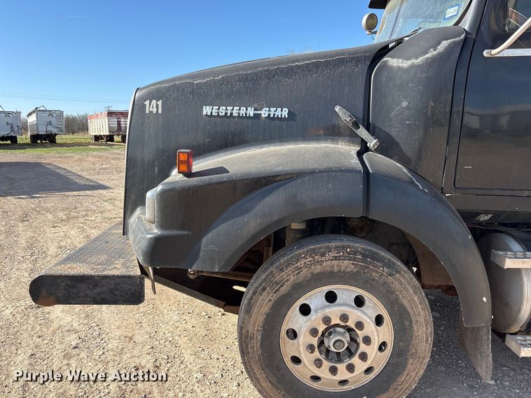 image for item FC2073 2007 Western Star 4900EX semi truck