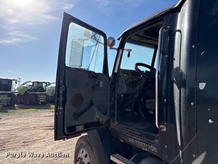 image for item FC2073 2007 Western Star 4900EX semi truck