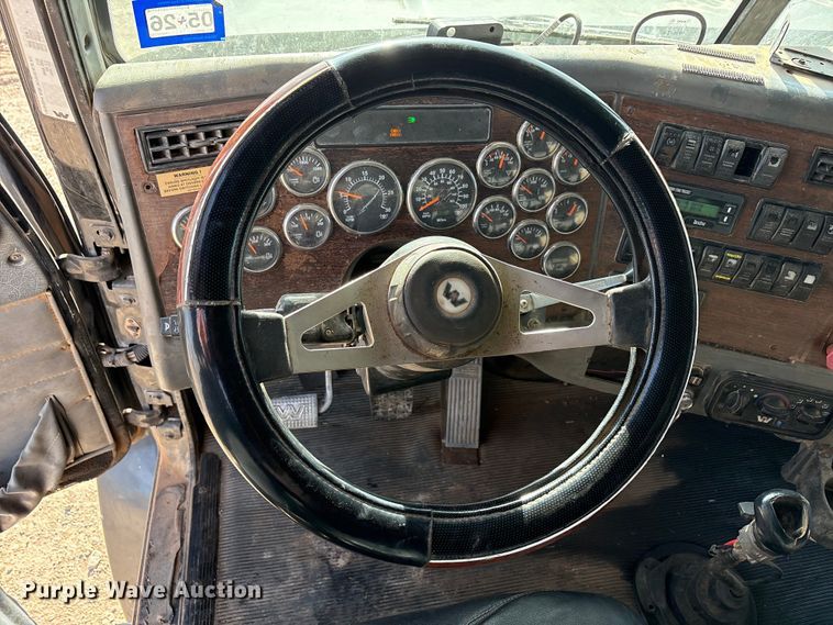 image for item FC2073 2007 Western Star 4900EX semi truck