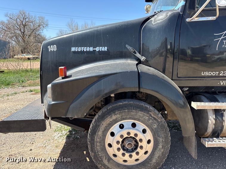 image for item FC2076 2007 Western Star 4900EX semi truck