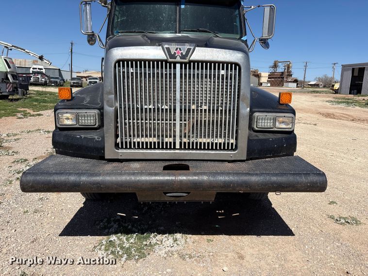 image for item FC2076 2007 Western Star 4900EX semi truck