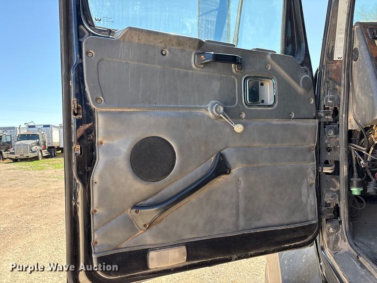 image for item FC2076 2007 Western Star 4900EX semi truck