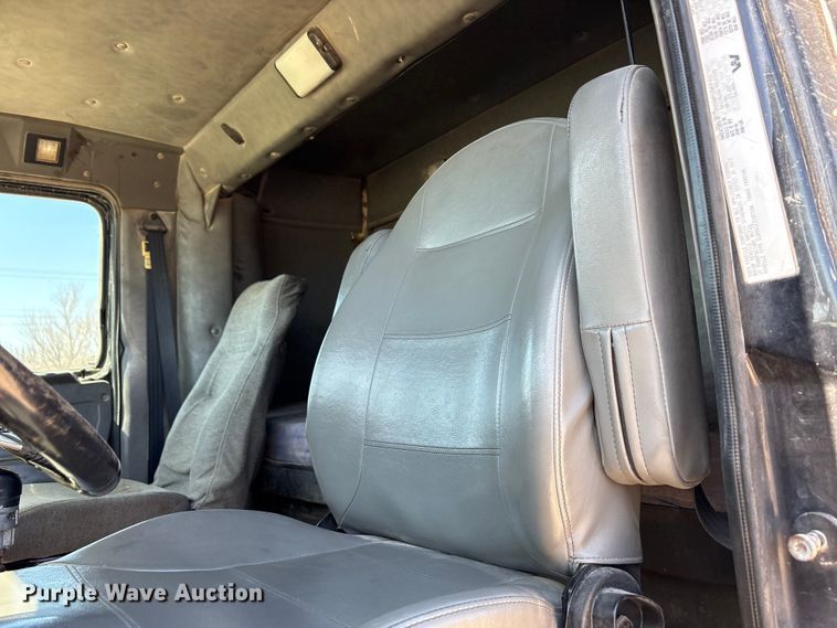 image for item FC2076 2007 Western Star 4900EX semi truck
