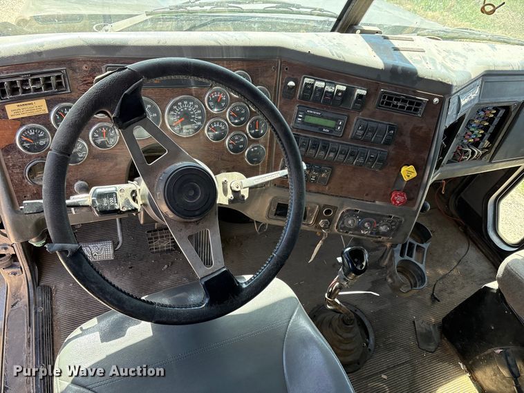 image for item FC2076 2007 Western Star 4900EX semi truck