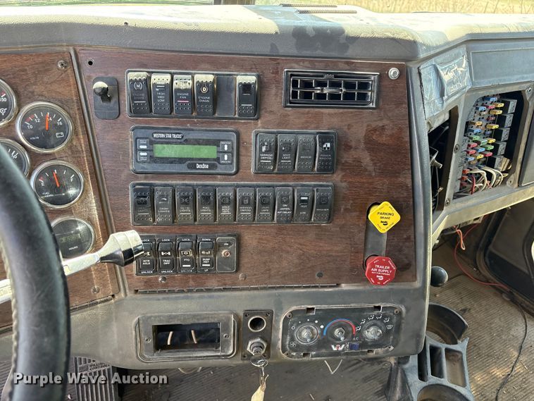 image for item FC2076 2007 Western Star 4900EX semi truck