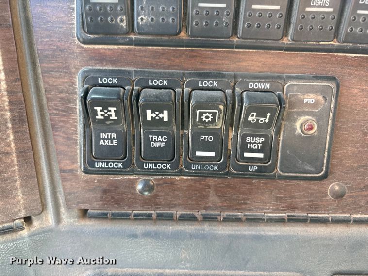 image for item FC2076 2007 Western Star 4900EX semi truck