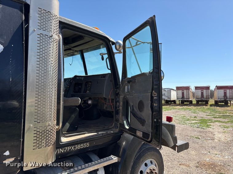 image for item FC2076 2007 Western Star 4900EX semi truck
