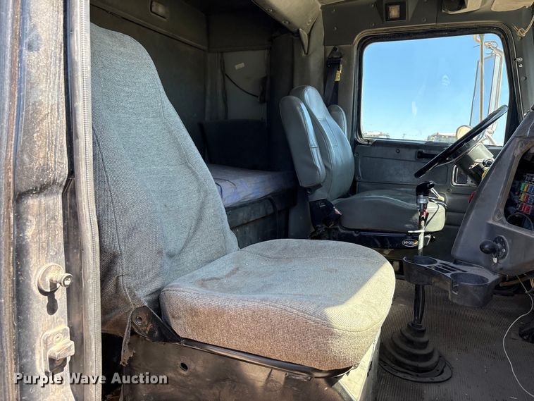 image for item FC2076 2007 Western Star 4900EX semi truck