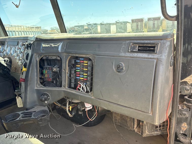image for item FC2076 2007 Western Star 4900EX semi truck